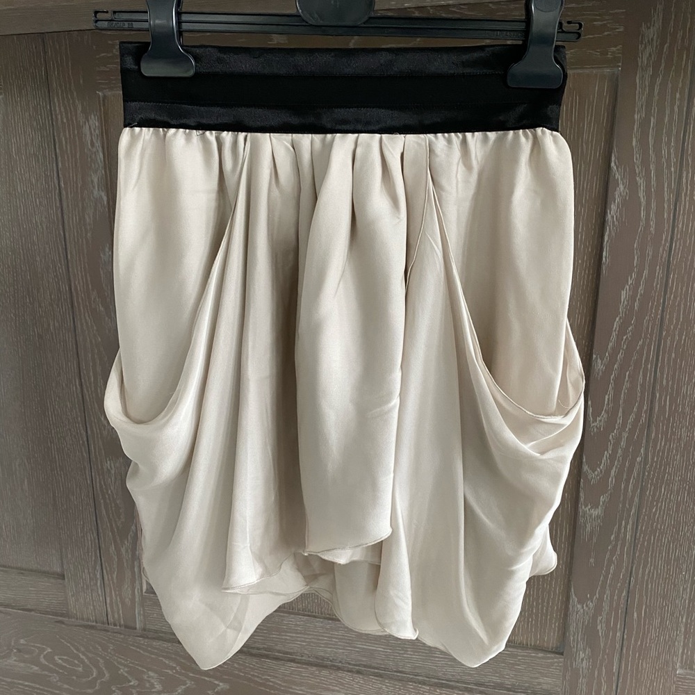 Never worn Alice + Olivia Silk flouncy skirt